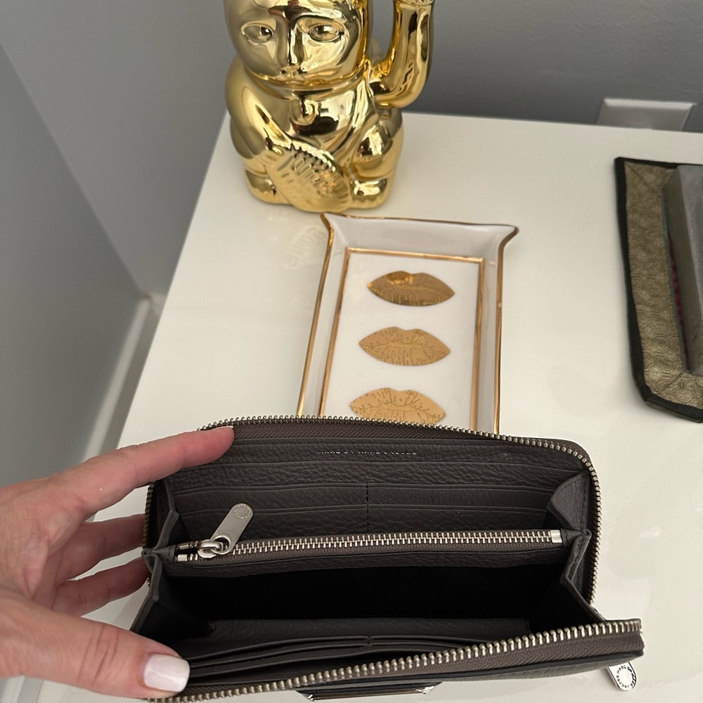 MARC JACOBS grey leather wallet. Like new !!!